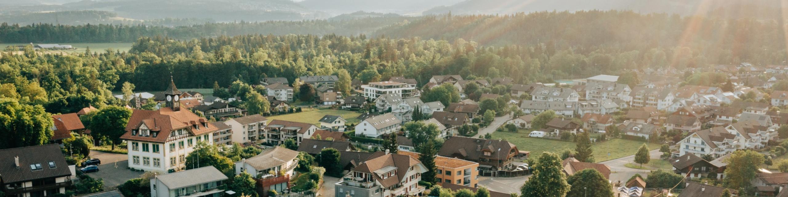 Blick auf altes Schulhaus inkl. Turm